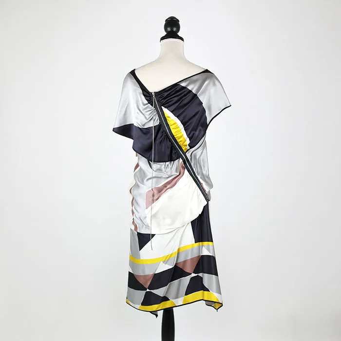 6267 Asymmetrisches Minikleid im Grafikprint mit groem Reiverschluss