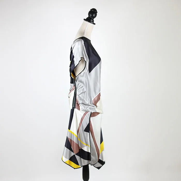 6267 Asymmetrisches Minikleid im Grafikprint mit groem Reiverschluss