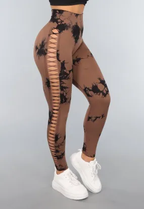 Braune Tie Dye Sport Leggings mit offener Seite