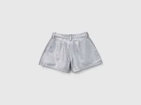 Shorts aus beschichtetem Jeans